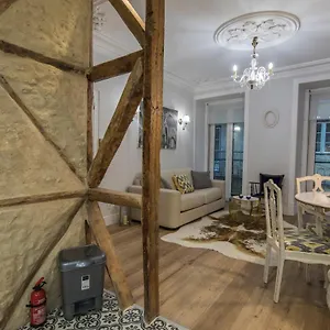 Apartamento Lovelystay - Vintage Flat Near Santa Justa Elevator!, Lisboa